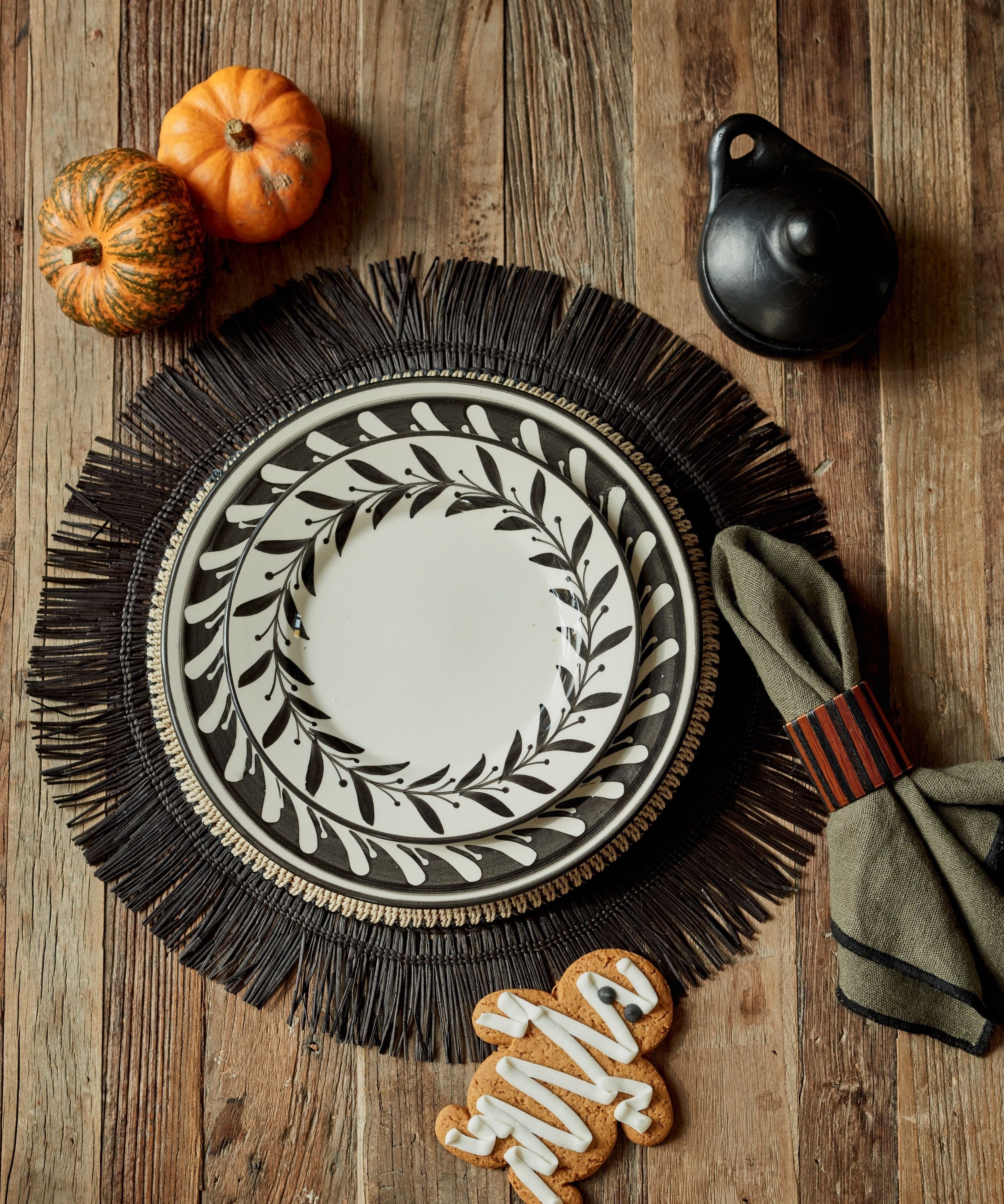 Helecho Side Plate | Hand-Painted Ceramic, Jet Black