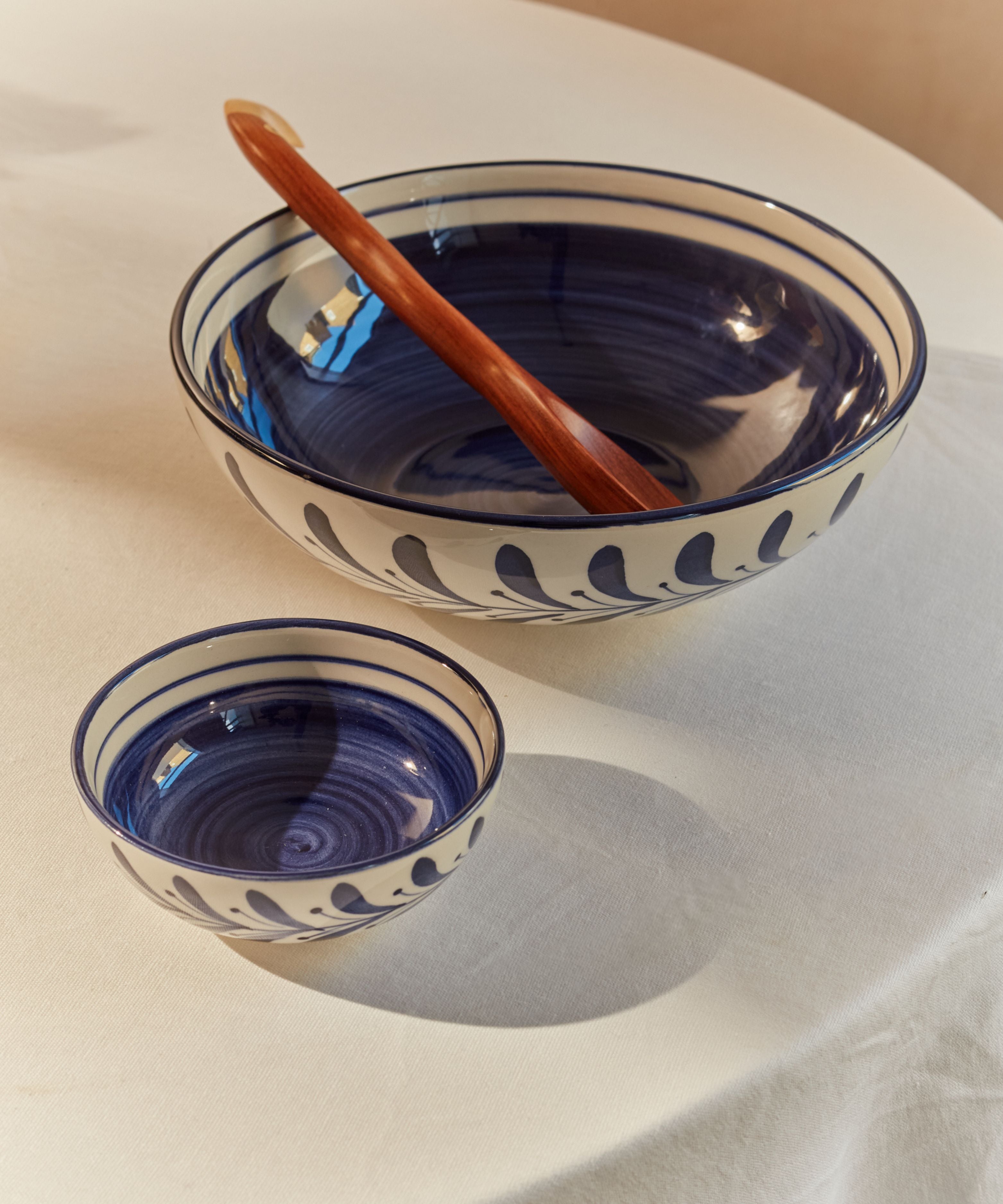 Helecho Salad Bowl | Hand-Painted Fern Wreath Ceramic, Deep Blue
