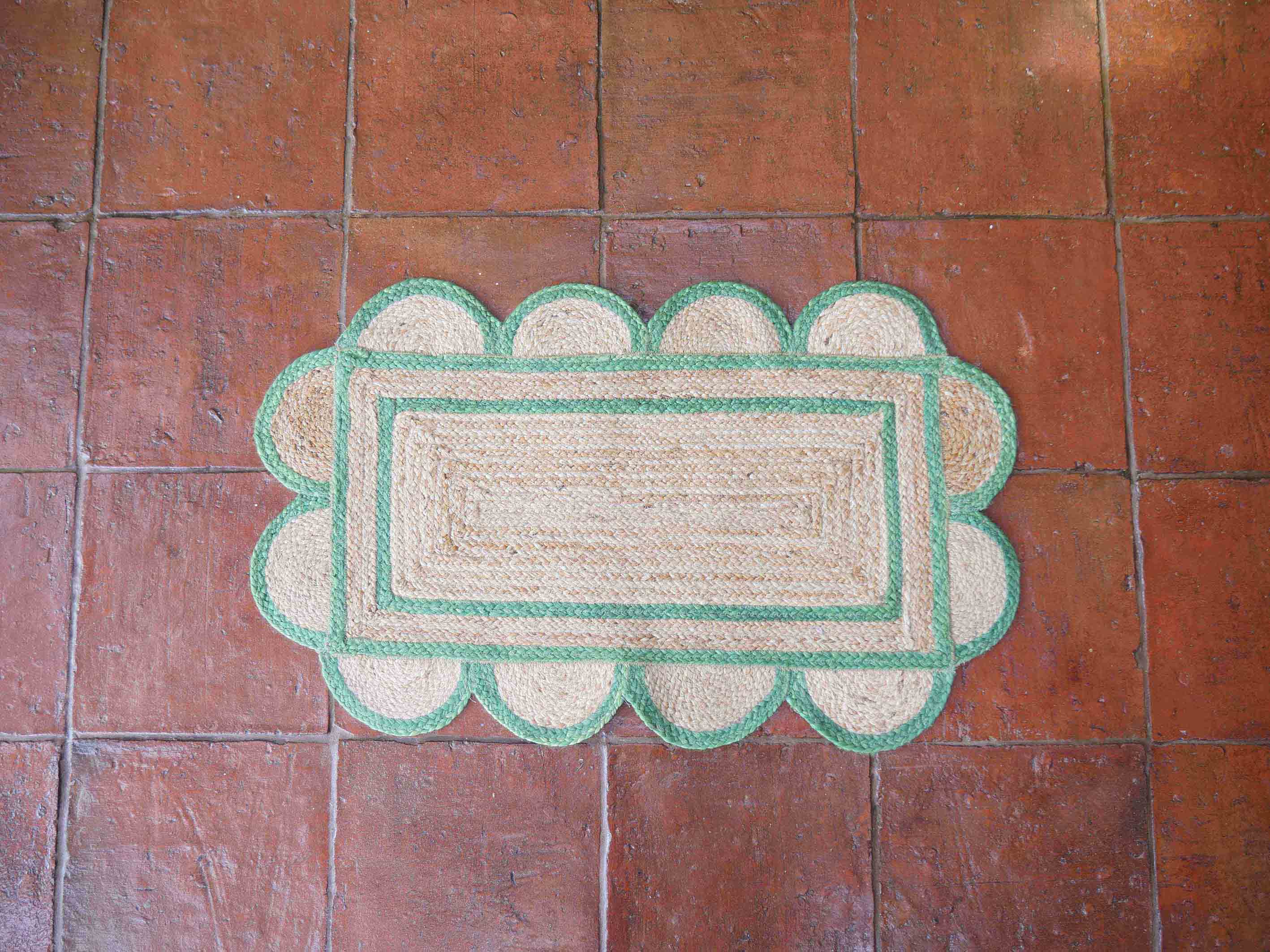 SCALLOPED JUTE FLOOR MAT