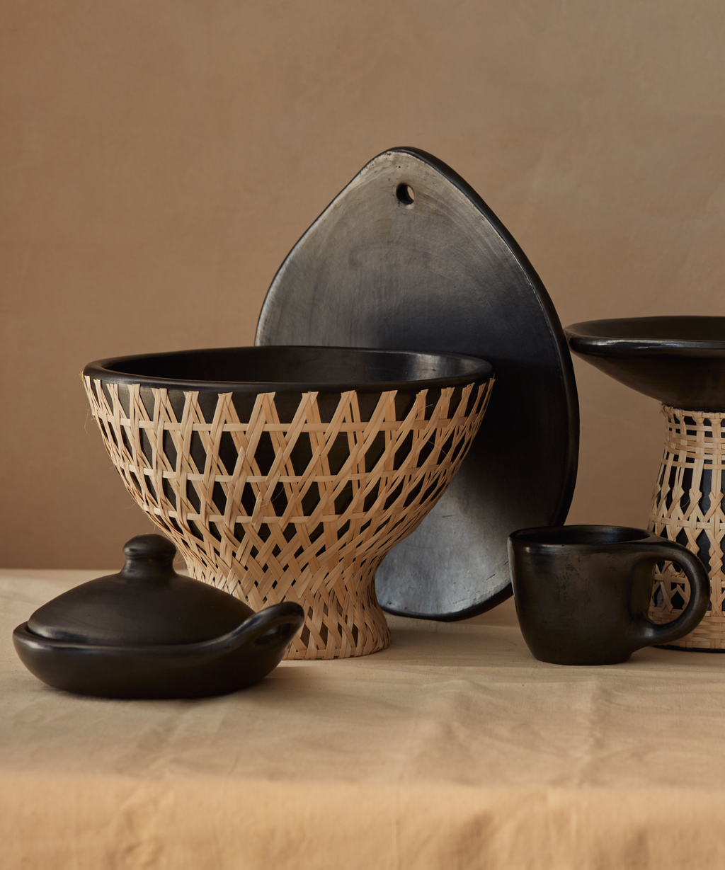 Selva Bowl | Handwoven Tetera Palm & Black Clay, Natural & Black