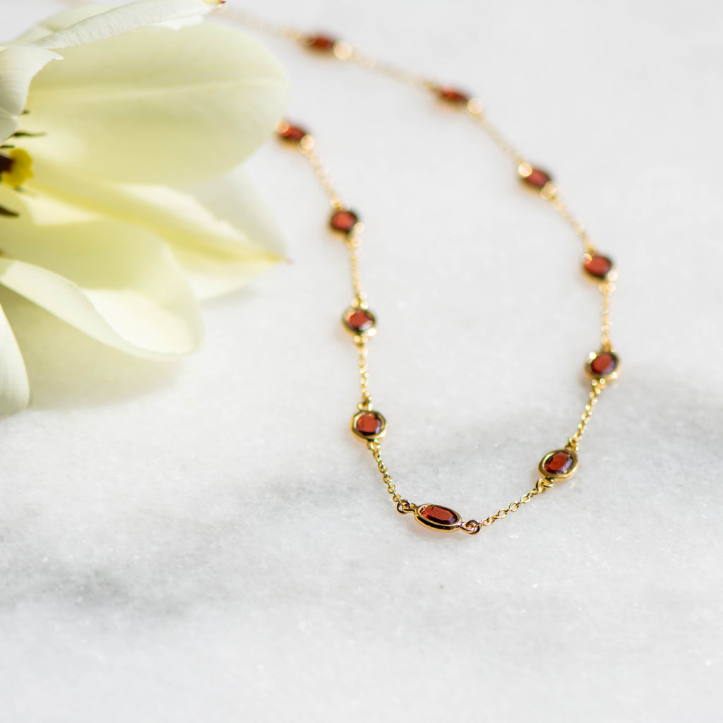 Marilyn Necklace in Gold with Garnet