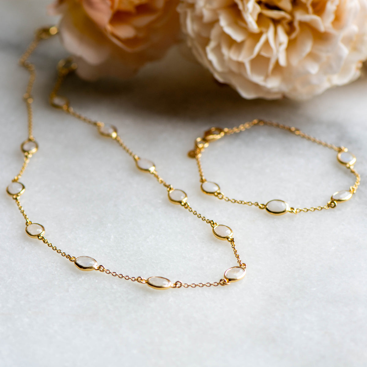 Marilyn Necklace in Gold with Moonstone
