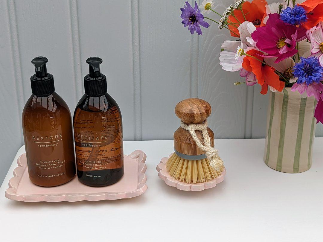 Sink tidy scalloped brush stand