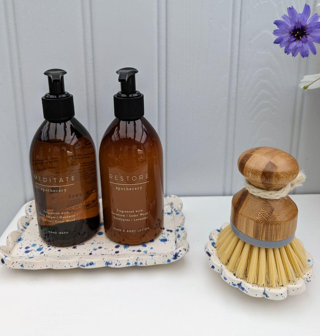 Sink tidy scalloped brush stand