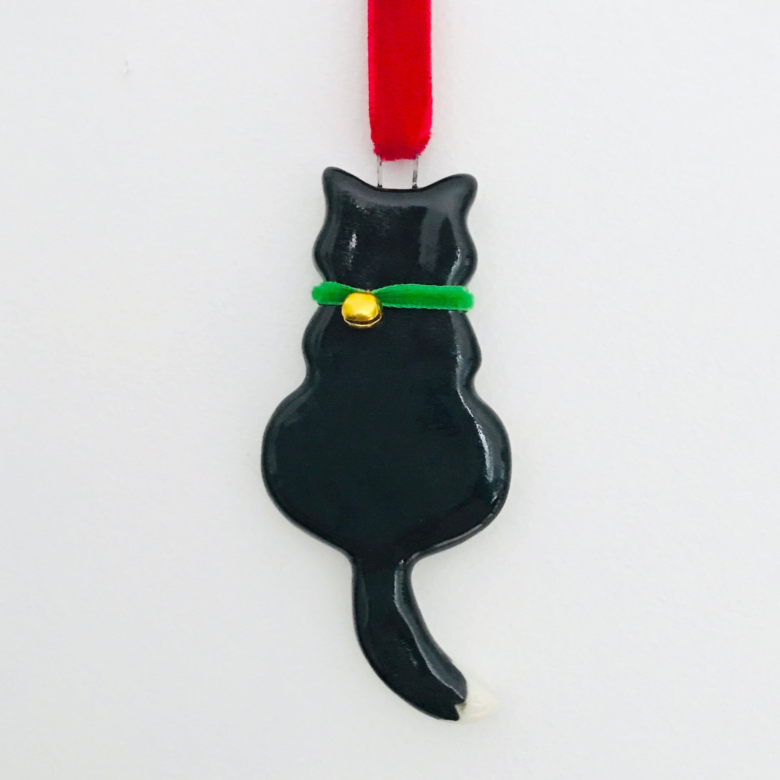 Porcelain cat hanging decoration with velvet collar and bell