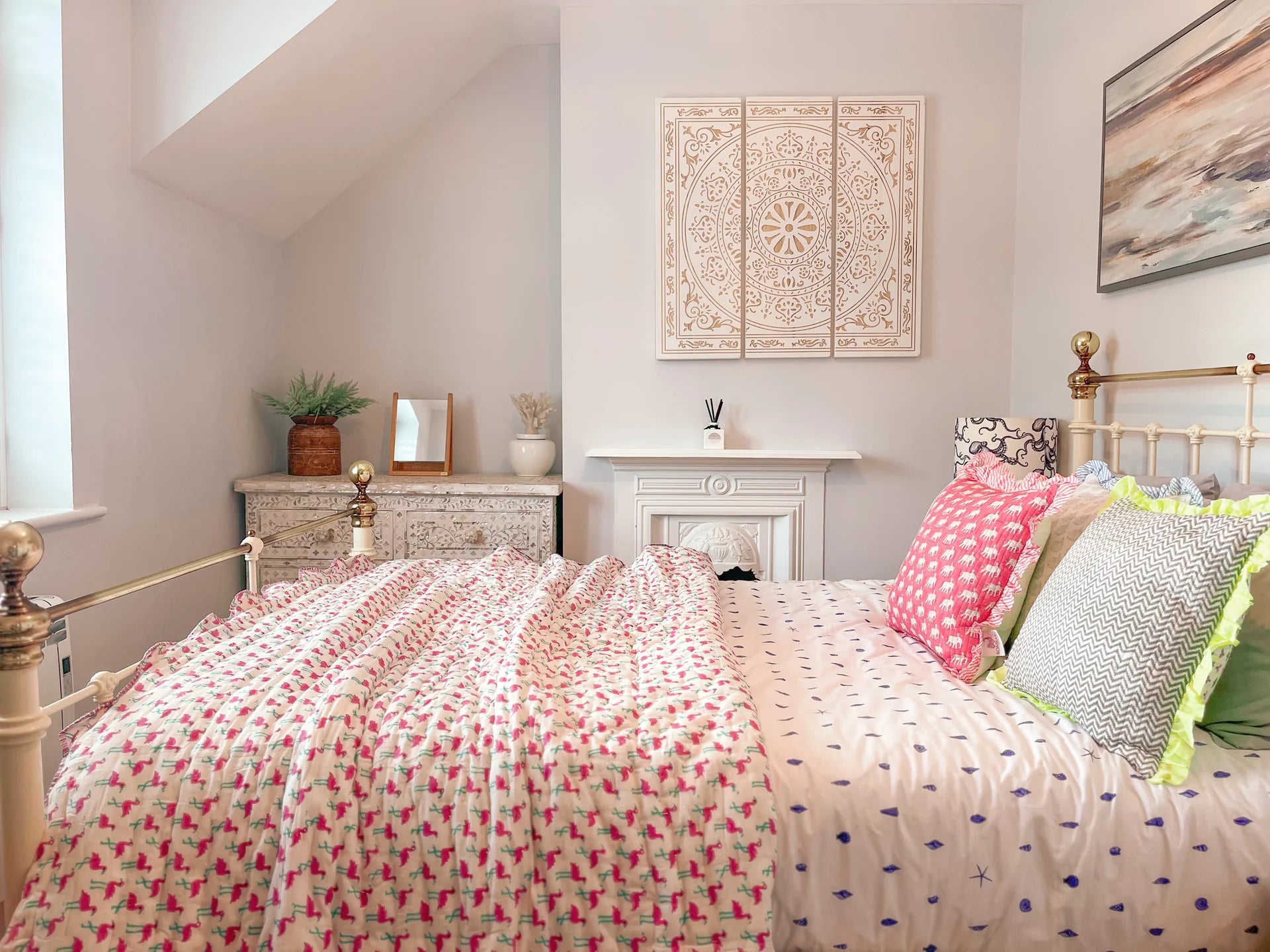 HANDMADE SCALLOP STANDARD QUILT | PINK FLAMINGO