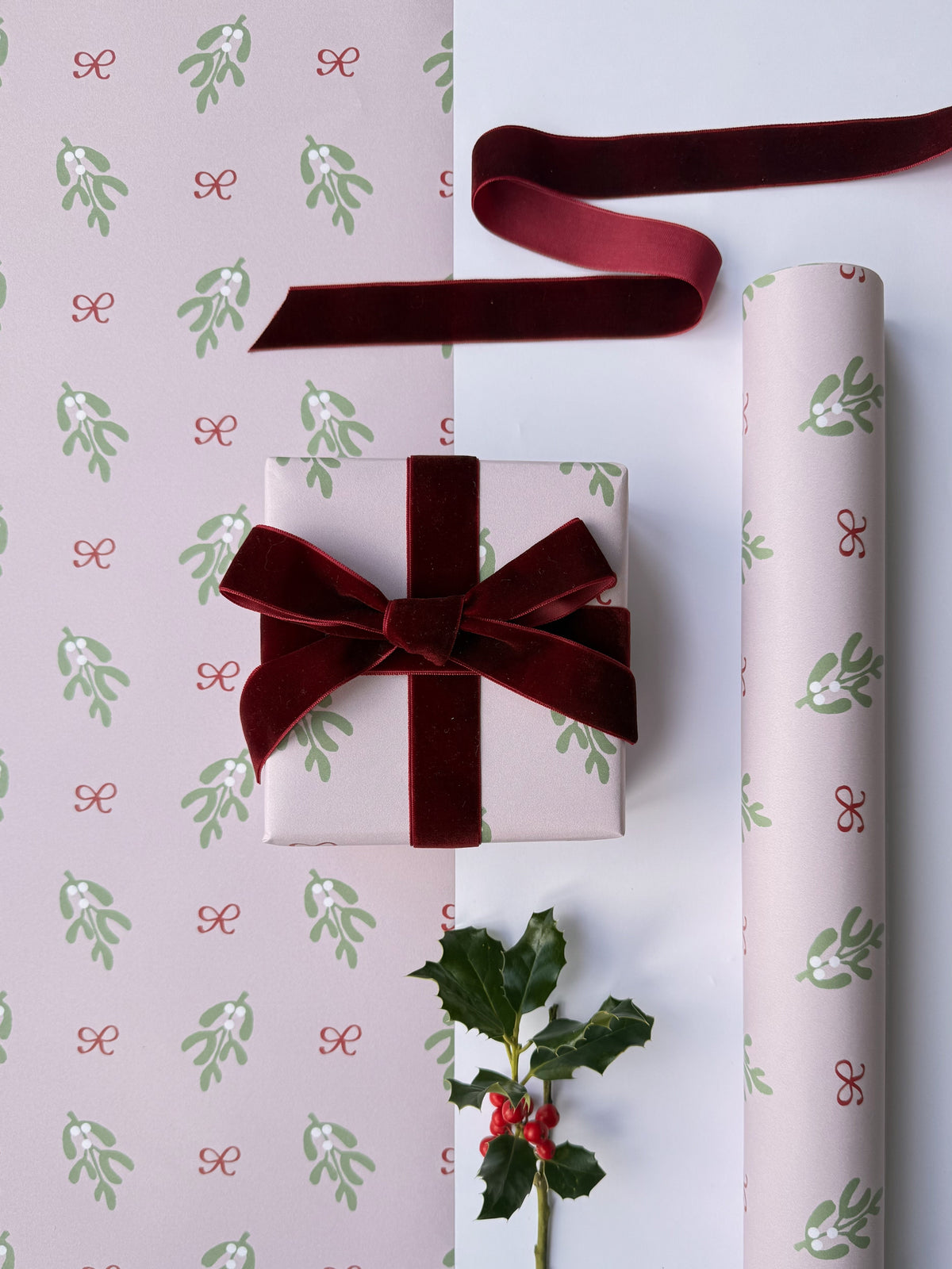 Luxury Gift Wrap - 'Mistle Kiss'