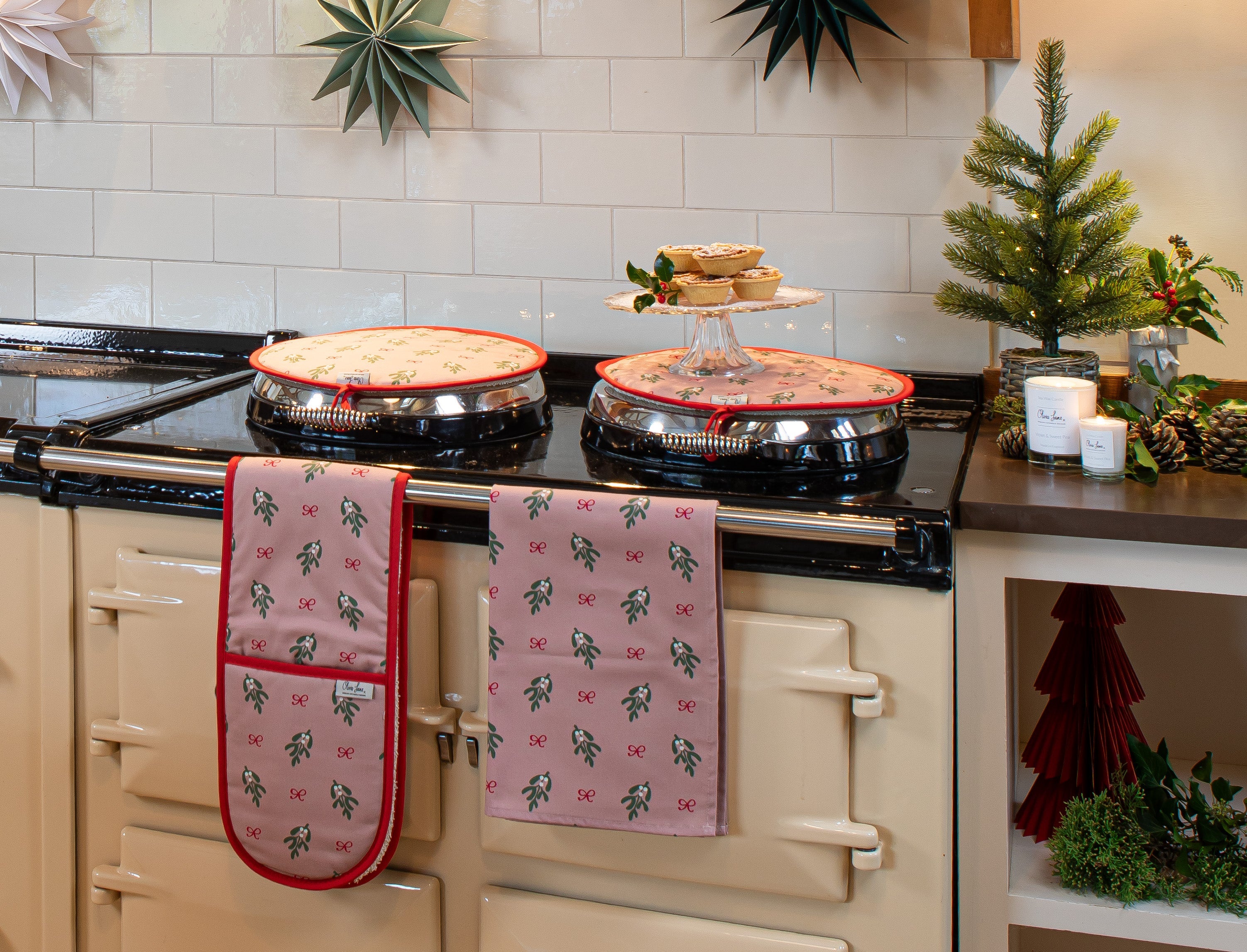 Double Oven Glove - 'Mistle Kiss'