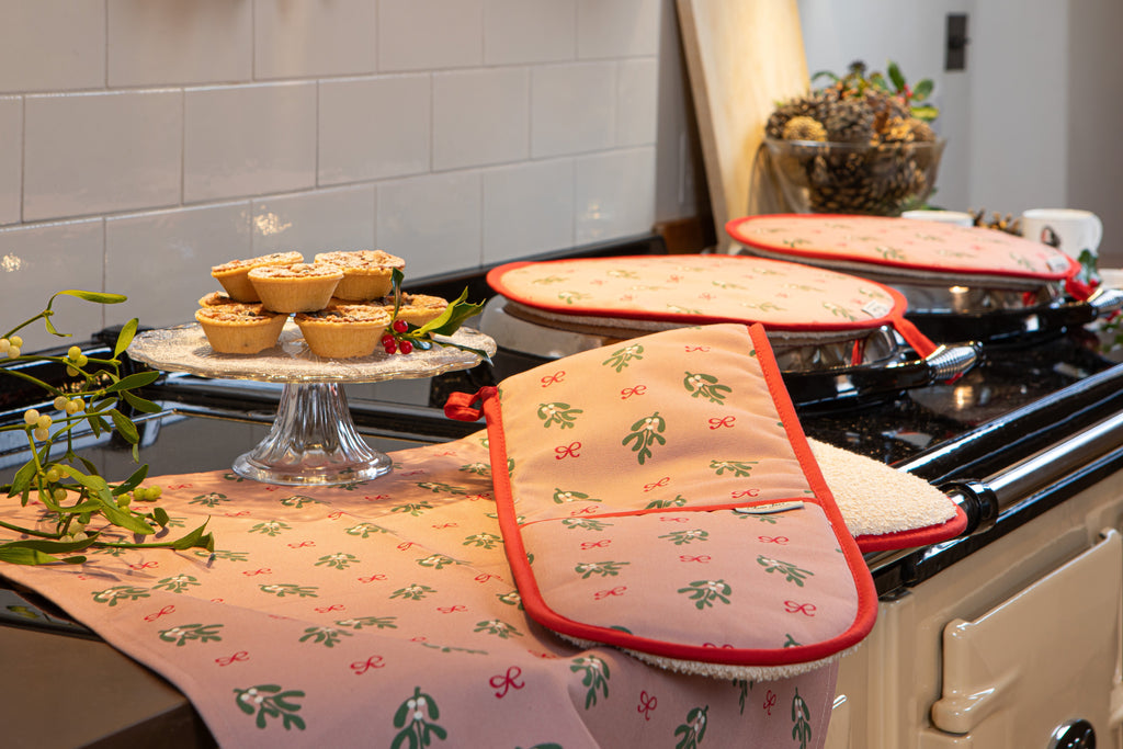 Double Oven Glove - 'Mistle Kiss'