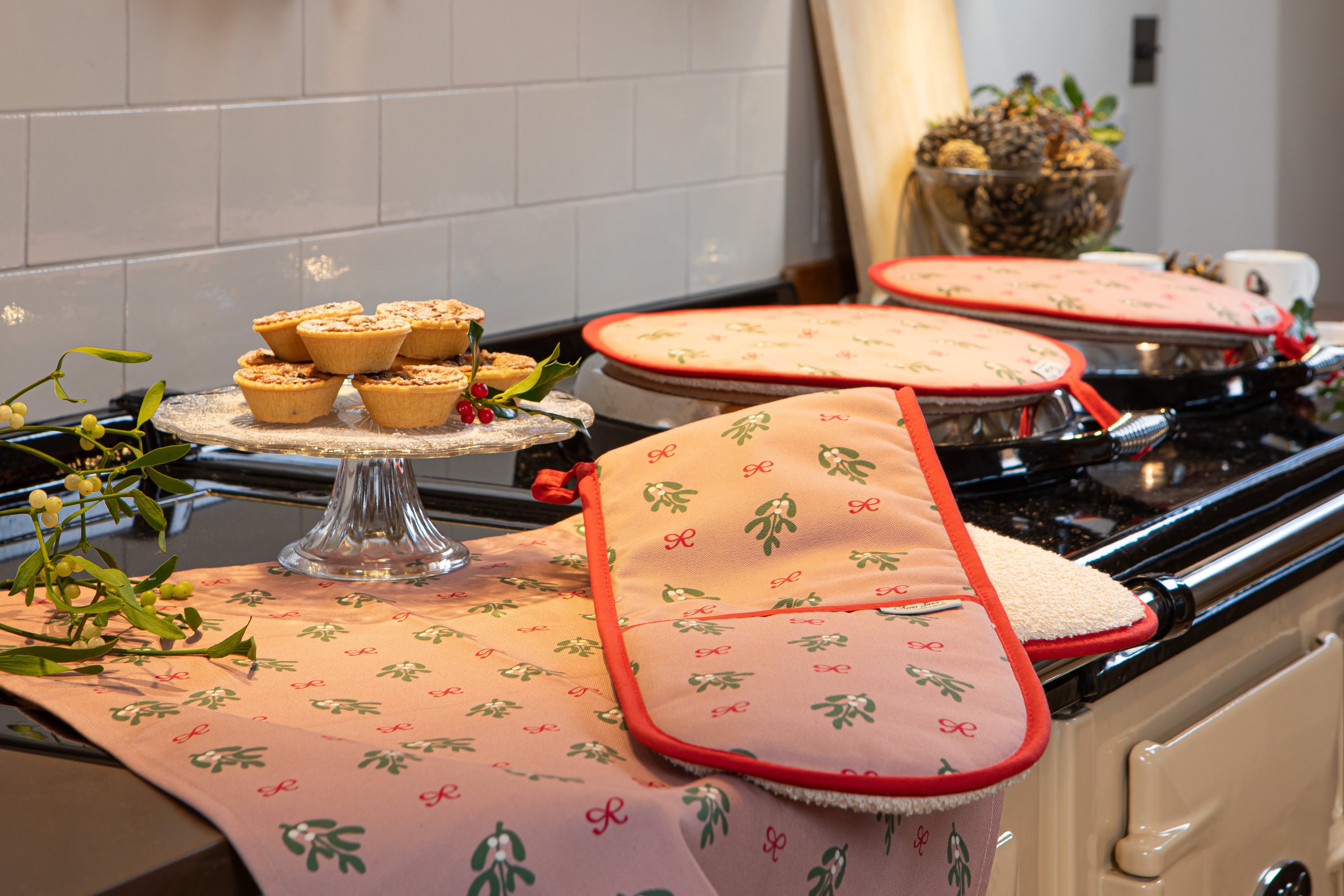 Double Oven Glove - 'Mistle Kiss'