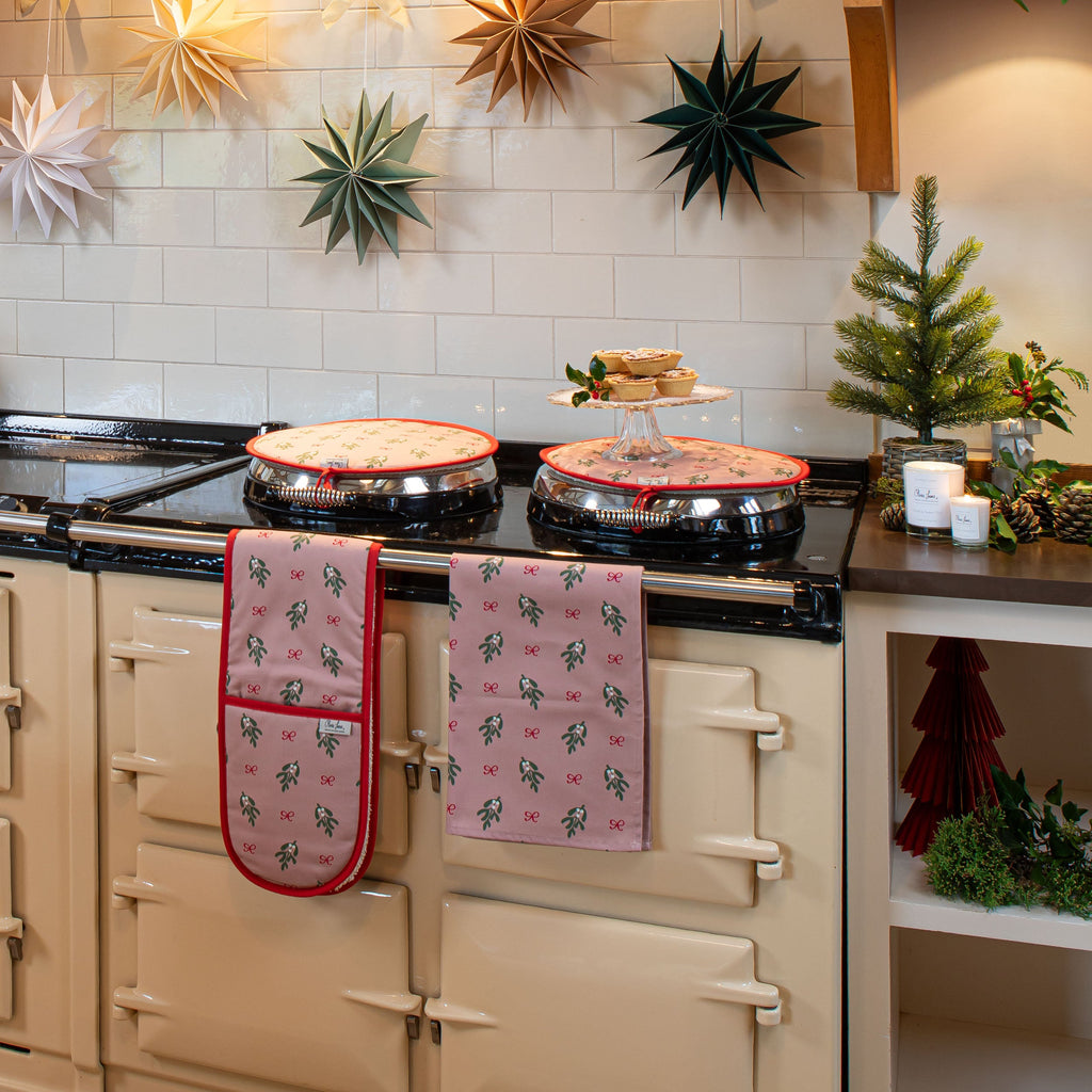 AGA Cover - 'Mistle Kiss'