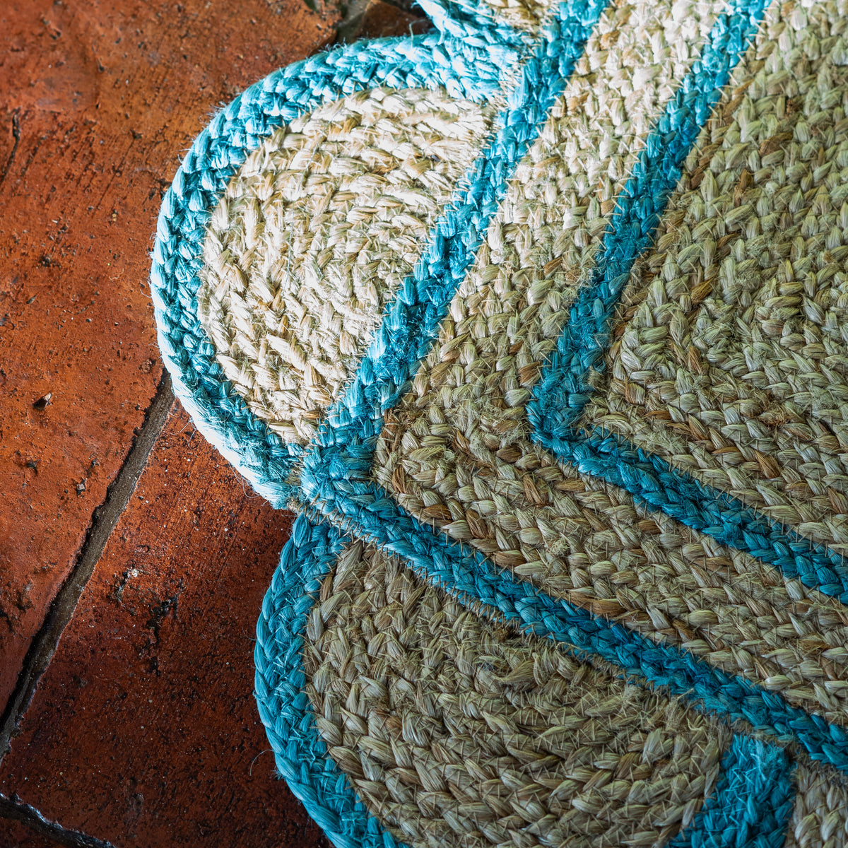 SPRING GREEN scalloped hand woven jute floor mat