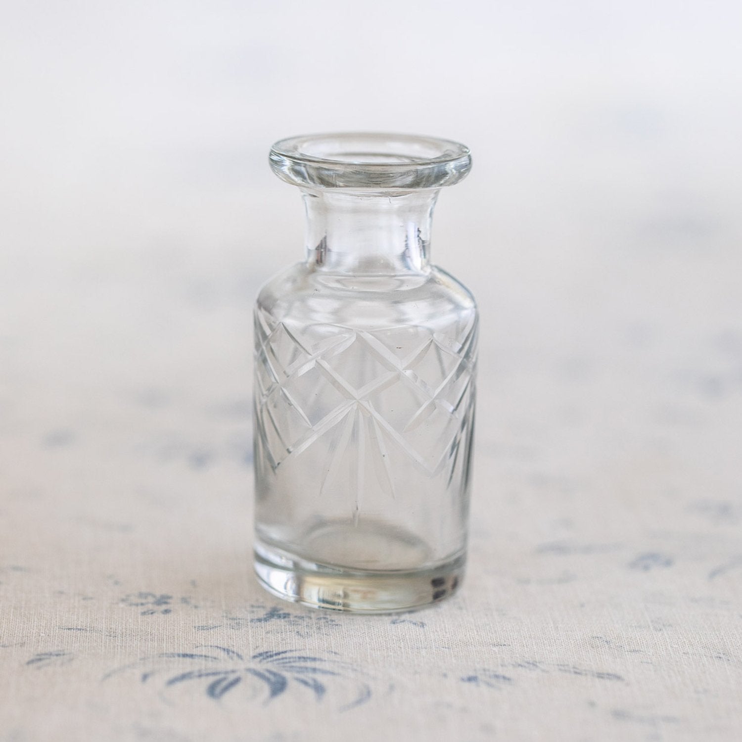 Round Vintage-Inspired Diffuser Bottle image 1