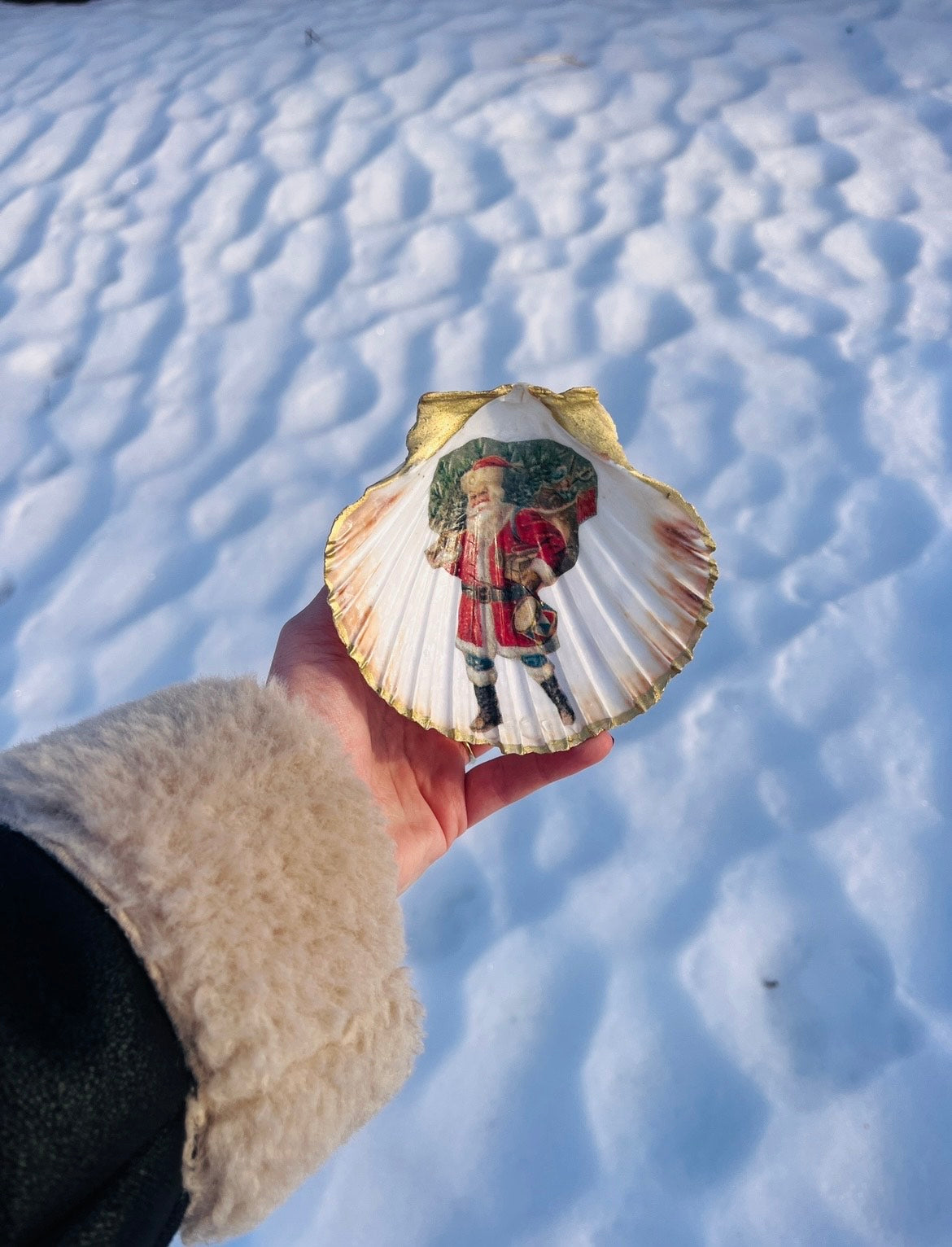 Vintage Father Christmas Scene Scallop Decoration