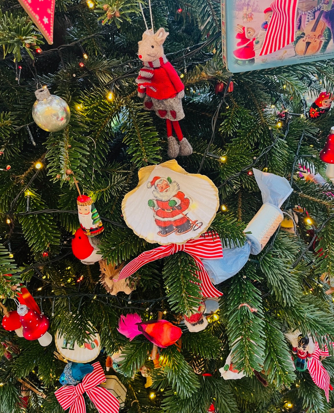 Skiing Vintage Santa Scallop Decoration